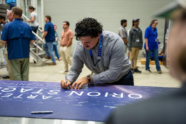 NASA image: NASA Employees View SLS Rocket Hardware Before its Upcoming Move to NASA Kennedy